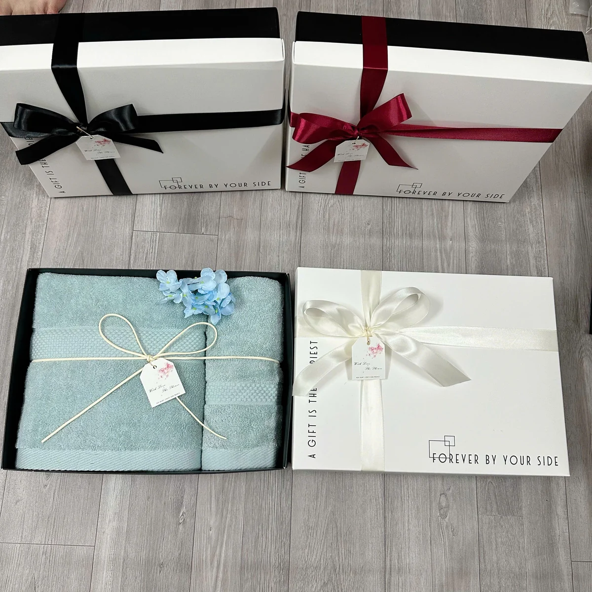 Tư liệu bộ khăn xanh mở hộp và các nắp trắng Forever thắt nơ