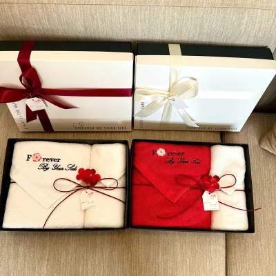 Tư liệu phiên bản trắng và đỏ của bộ hai khăn với đường thêu Forever