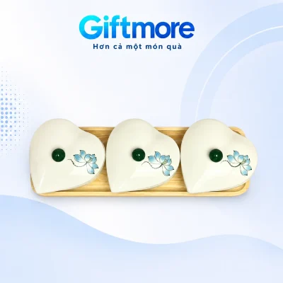 Bộ ba hũ mứt tim sen xanh núm xanh đậm đóng nắp trên khay gỗ dài