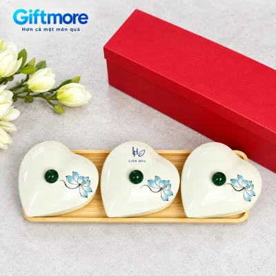 Bộ ba hũ tim sen xanh đặt ngoài hộp đỏ tham khảo trong cảnh mô phỏng