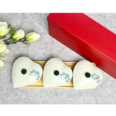 Ảnh nguồn bộ ba hũ mứt tim men sáng vẽ sen xanh cạnh hộp đỏ
