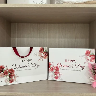 Tư liệu hộp và túi trắng in hoa ngày Phụ nữ của bộ ba khăn