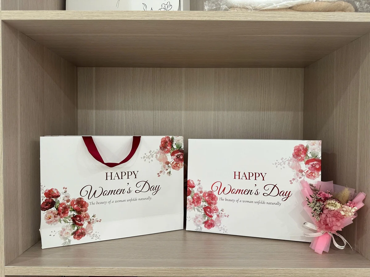 Tư liệu hộp và túi trắng in hoa ngày Phụ nữ của bộ ba khăn