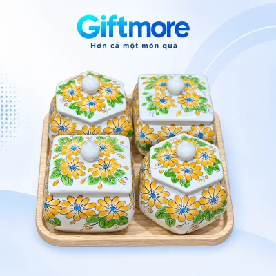 Bộ hai hũ mứt vuông và hai hũ lục giác hoa vàng đóng nắp trên khay gỗ
