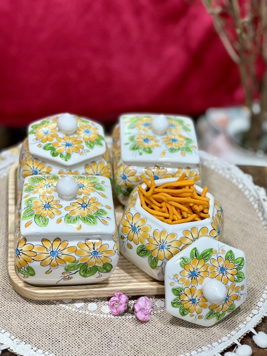 Ảnh thật bộ hũ hoa vàng với một hũ lục giác mở nắp và ba hũ đóng