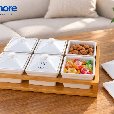 Cảnh bàn trà bộ sáu hũ trắng với hai hũ bên phải mở và hai nắp đặt ngoài khay