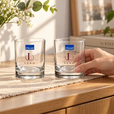 Mô phỏng hai ly San Marino LENO đặt cạnh bình hoa tại nhà