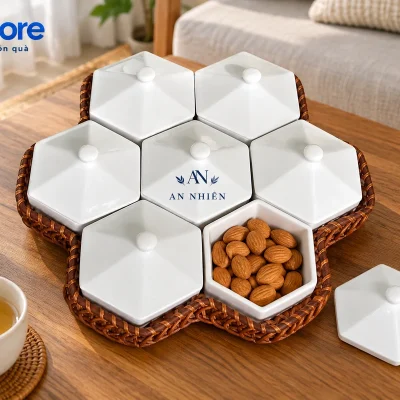 Cảnh bàn trà bộ bảy hũ tổ ong trắng với một hũ mở và nắp đặt cạnh khay