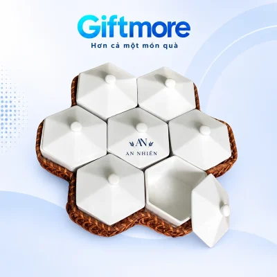 Demo AN NHIÊN nhỏ ở phần dưới nắp hũ lục giác chính giữa bộ tổ ong