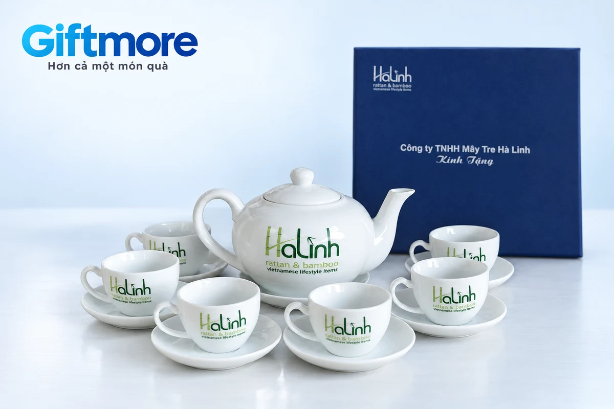 Bộ ấm chén trắng có logo HaLinh trong ảnh thật đã chỉnh nền trắng xanh