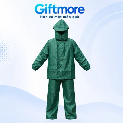 Bộ áo mưa xanh lá gồm áo có mũ tay dài và quần rời trên nền GiftMore