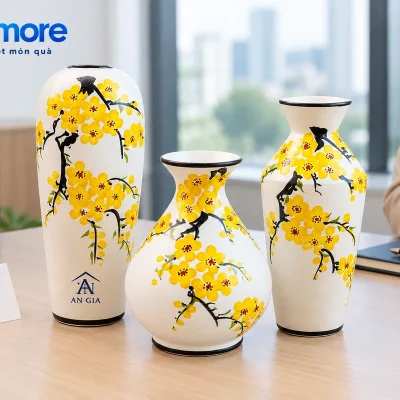 Hai người xem đủ bộ ba lọ hoa vàng đặt trên bàn với demo AN GIA ở lọ cao