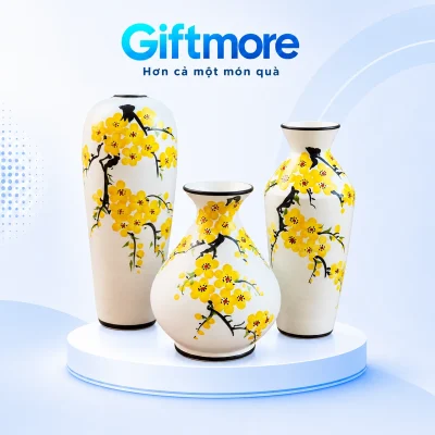 Bộ ba lọ men xước hoa vàng gồm lọ cao, lọ bụng tròn thấp và lọ cổ loe trên nền GiftMore
