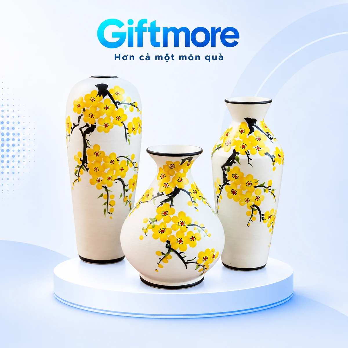 Bộ ba lọ men xước hoa vàng gồm lọ cao, lọ bụng tròn thấp và lọ cổ loe trên nền GiftMore