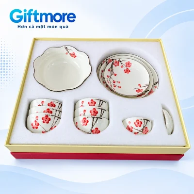 Bộ bát đĩa hoa đỏ 12 món trong hộp có phần chèn trắng trên nền GiftMore