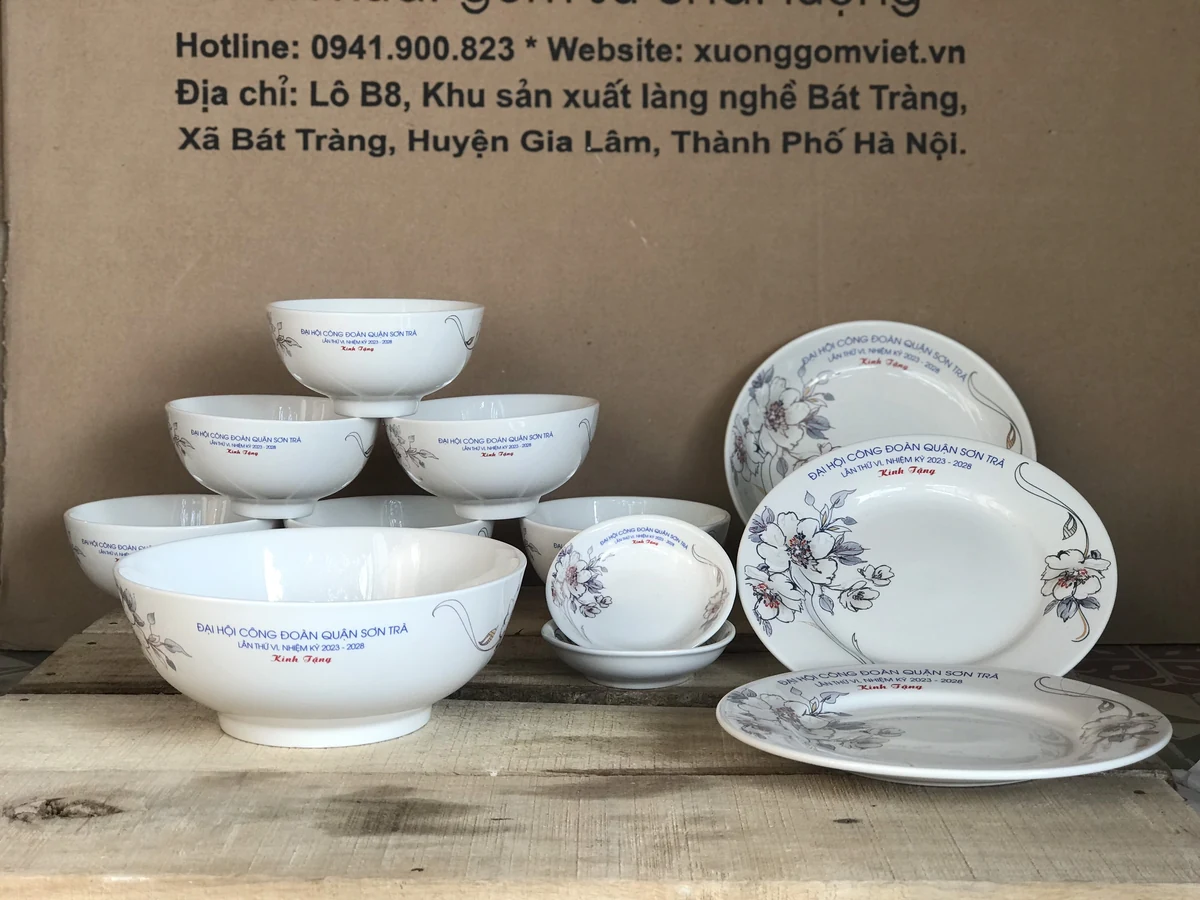 Bát đĩa trắng hoa văn in tên Đại hội Công đoàn quận Sơn Trà