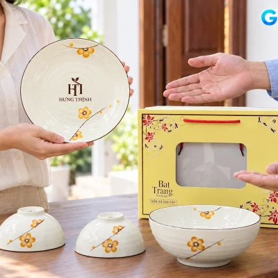 Bộ bát đĩa men kem hoa vàng 10 món in logo – hình dung trao bộ quà tại dịp tri ân