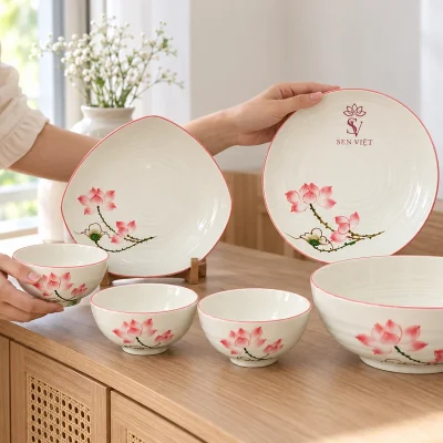 Bộ bát đĩa men kem sen hồng 11 món in logo – hình dung đưa bộ quà vào dùng tại nhà