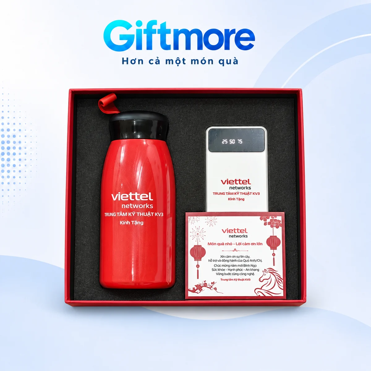 Bộ giftset bình giữ nhiệt đỏ 520ml, sạc Sendem P700 và thiệp trong hộp đỏ trên nền GiftMore