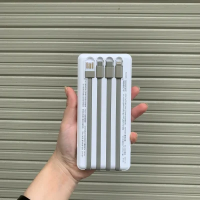 Ảnh nguồn mặt lưng sạc Sendem P700 với bốn đầu dây nằm trong rãnh và nhãn dung lượng