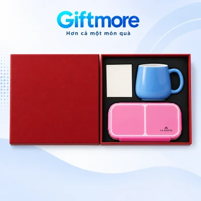 Bộ giftset hộp cơm La Fonte màu hồng và cốc sứ xanh trong hộp đỏ trên nền GiftMore