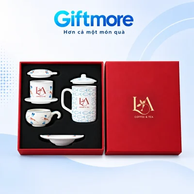 Bộ giftset phin sứ chuồn chuồn và cốc sứ cá xanh trong hộp đỏ trên nền GiftMore