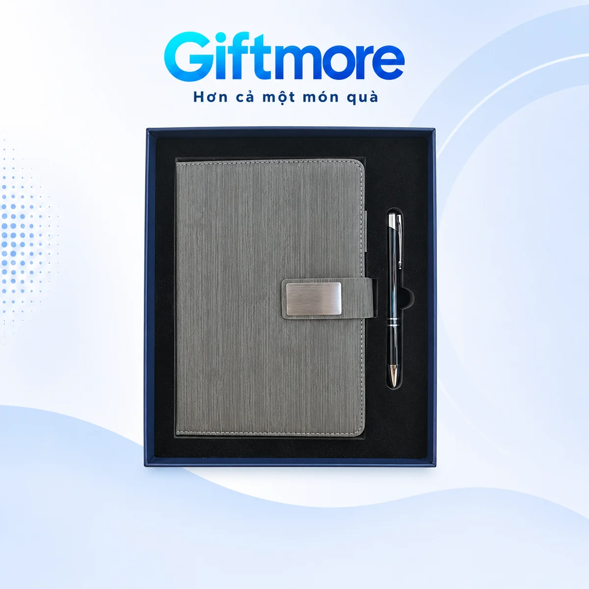 Bộ sổ xám vân dọc, quai có tấm bạc và bút đen trong hộp navy trên nền GiftMore