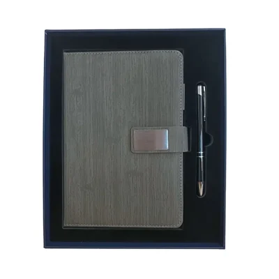 Ảnh catalogue bộ sổ xám vân dọc, quai có tấm kim loại bạc và bút đen đặt trong hộp