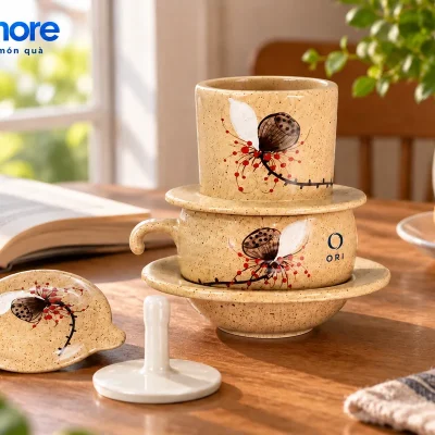 Mô phỏng đặt phin đài sen trên cốc ở bàn đọc sách tại nhà
