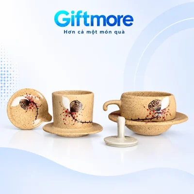 Bộ phin sứ đài sen men nâu bày rời các bộ phận trên nền GiftMore