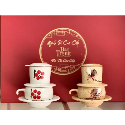 Ảnh thật bộ phin men nâu bên phải và bộ trắng khác mẫu trước hộp đỏ