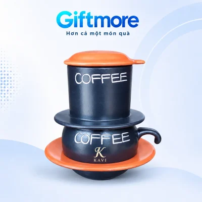 Demo KAVI màu kem dưới chữ COFFEE trên cốc navy