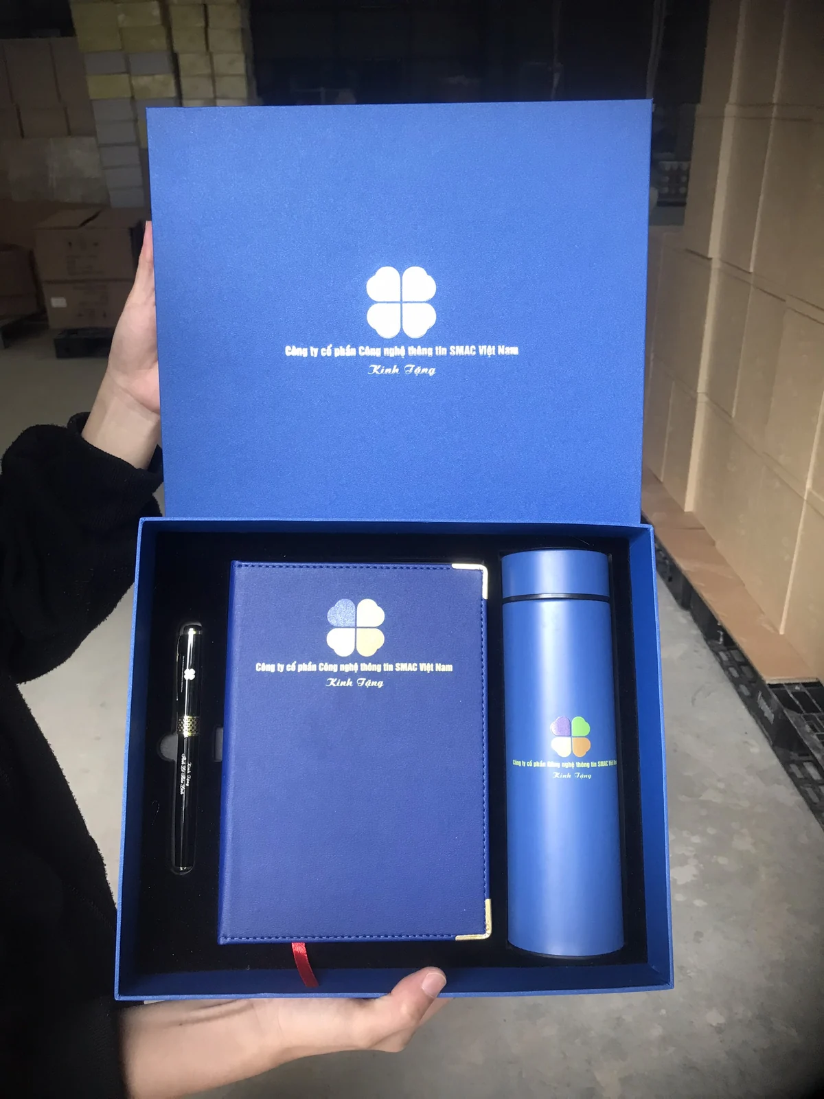 Bộ sổ bình và bút xanh in SMAC Việt Nam trong hộp xanh