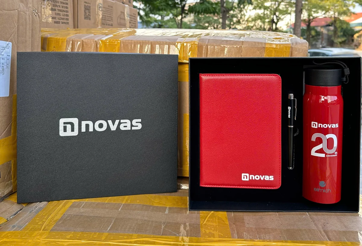 Ảnh thật bộ sổ đỏ bút và bình đỏ in novas trong hộp đen