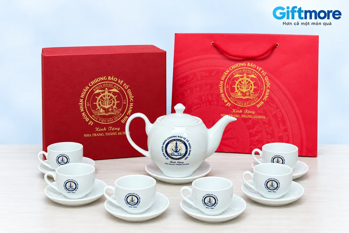 Bộ trà trắng in nhận diện gốc cùng hộp và túi đỏ từ ảnh thật đã chỉnh nền
