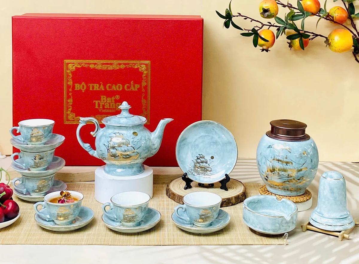Bộ trà men xanh nhạt có họa tiết thuyền, chén đĩa, hũ và hộp đỏ