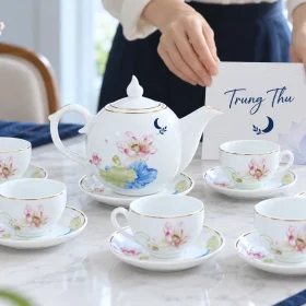 Bộ trà hoa sen có sáu chén riêng cạnh thiệp Trung Thu