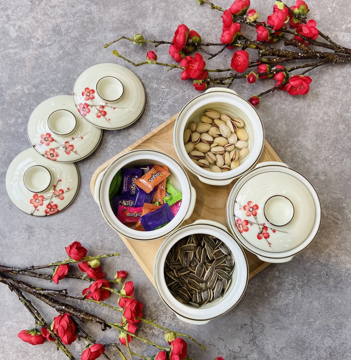 Ảnh thật hũ mở chứa hạt và kẹo còn bao gói