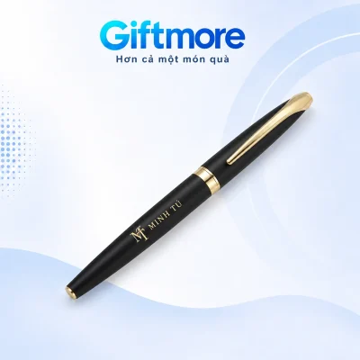 Mô phỏng monogram MT và tên MINH TÚ màu vàng trên thân bút đen mờ