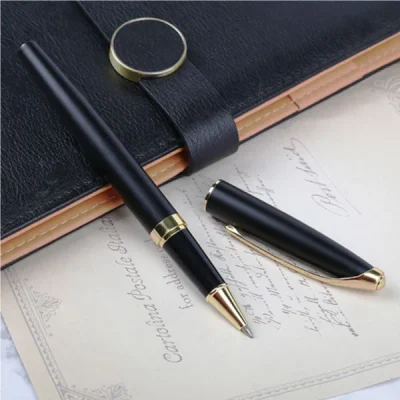 Ảnh catalogue bút đen mờ mở nắp có cổ cầm đen và đầu ngòi màu vàng