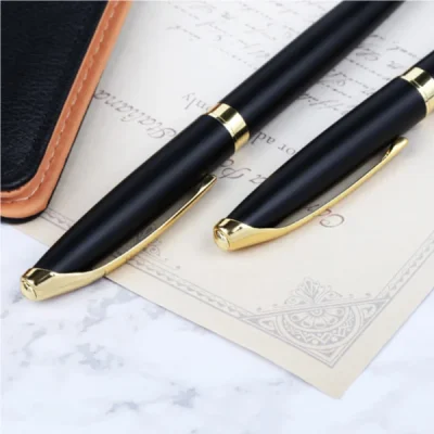 Ảnh catalogue hai góc bút đen mờ có cài cong và vòng nắp vàng trơn