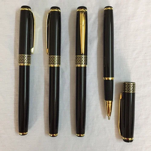 Ảnh catalogue bút đen tổ ong ở trạng thái đóng và mở nắp với ngòi màu vàng