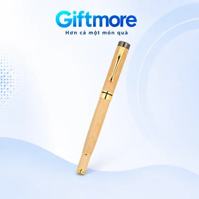 Bút ký dạ bi gỗ sáng viền vàng có nắp và cài trên nền thương hiệu GiftMore