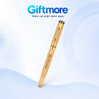 Mô phỏng khắc monogram TH và tên TÂN HÒA màu nâu đậm trên thân bút gỗ sáng
