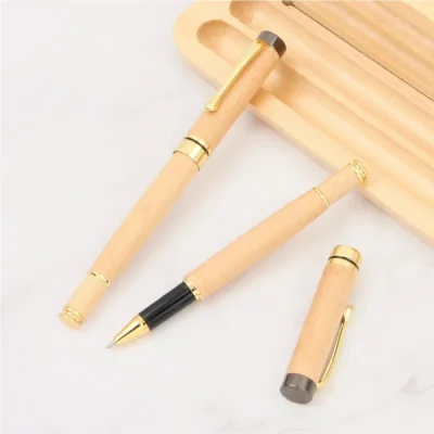 Ảnh catalogue bút gỗ khi đóng và mở nắp, cổ cầm đen cùng đầu ngòi màu vàng
