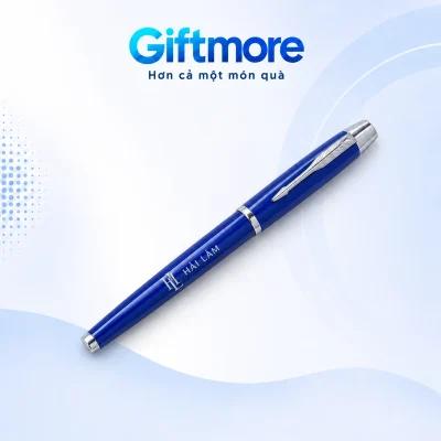 Mô phỏng monogram HL và tên HẢI LÂM màu bạc trên thân bút xanh