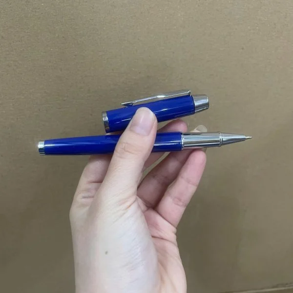 Ảnh gốc bút dạ bi xanh mở nắp để thấy cổ cầm và ngòi màu bạc