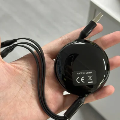 Ảnh nguồn mặt sau cuộn cáp Baseus với nhãn thiết bị