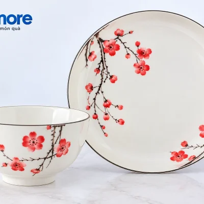 Minh họa cận cảnh cành hoa đỏ và đường viền trên bát, đĩa của bộ nguồn