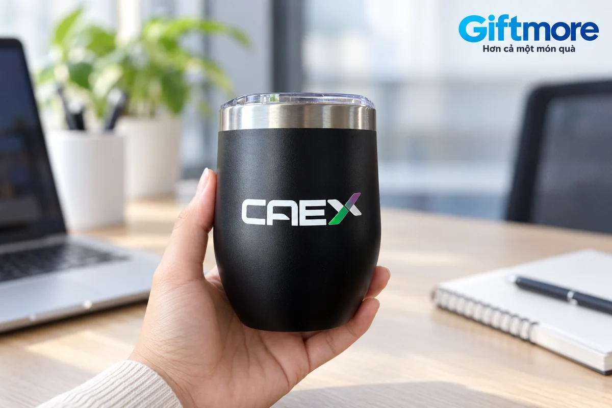 Tay cầm ly đen CAEX có viền bạc và nắp trong tại bàn